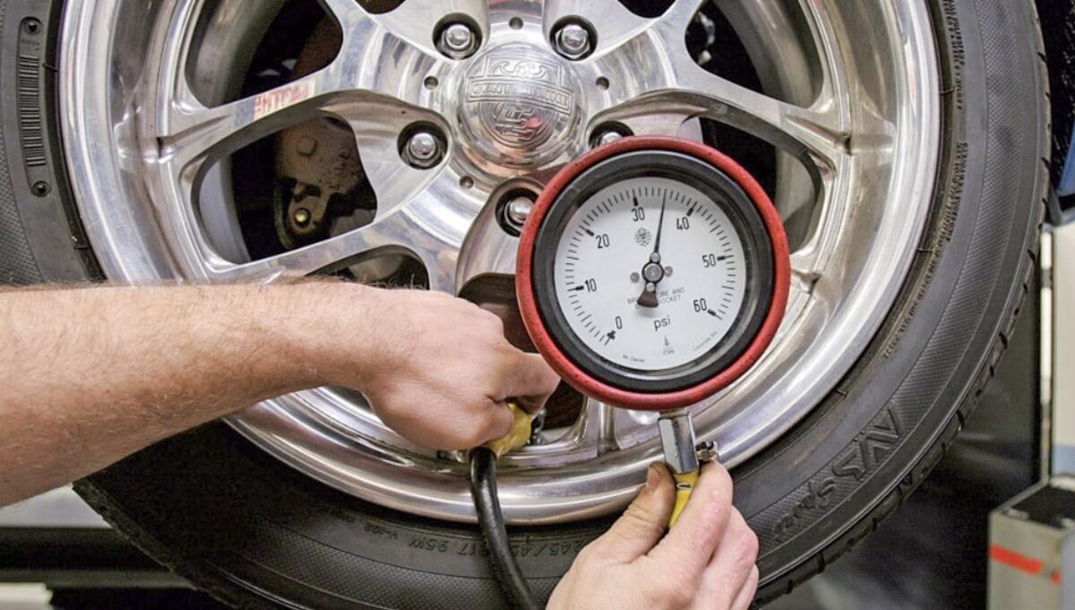 Bơm bánh xe ô tô với áp suất đúng chuẩn